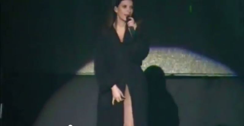 video Laura Pausini senza mutande