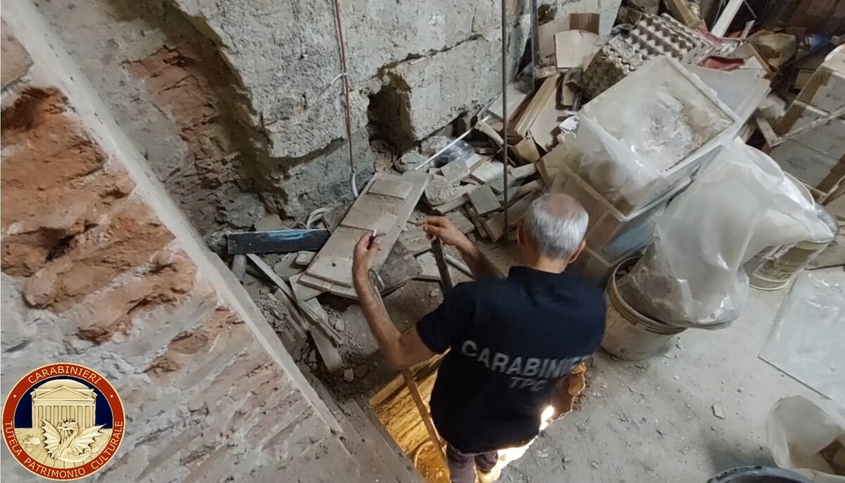 La Chiesa Medievale Nascosta nel Cuore di Napoli