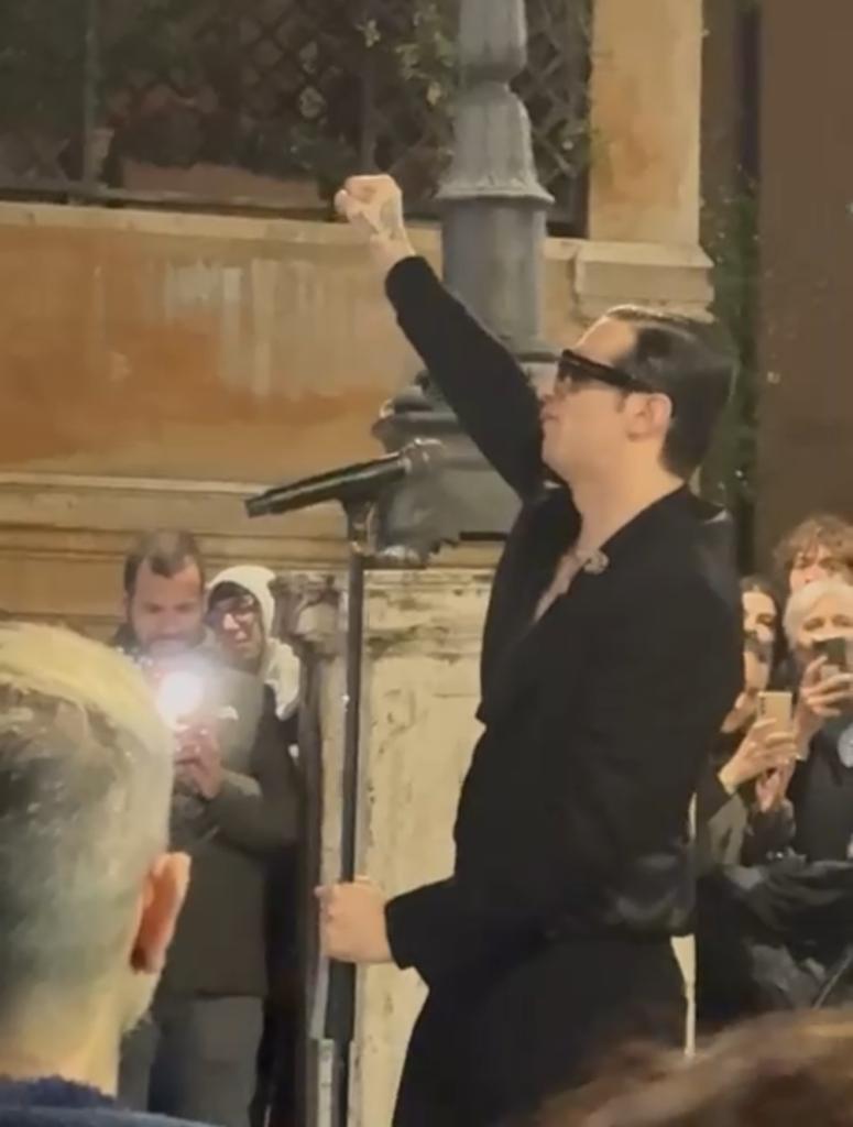 Achille Lauro incanta Piazza di Spagna con un concerto-evento inaspettato