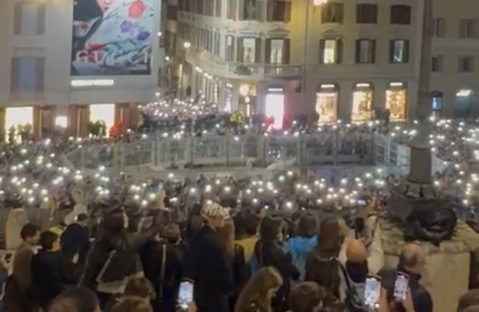 Achille Lauro incanta Piazza di Spagna con un concerto-evento inaspettato