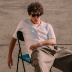 Il giovane cantautore romano racconta il suo primo disco tra emozioni, collaborazioni e verità da condividere.