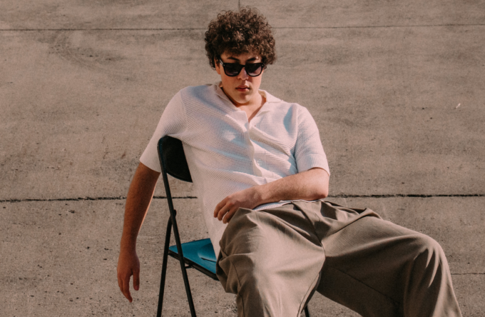 Il giovane cantautore romano racconta il suo primo disco tra emozioni, collaborazioni e verità da condividere.