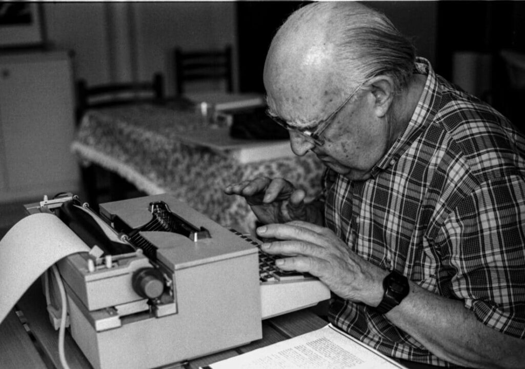 Andrea Camilleri alla macchina da scrivere nella sua casa di Porto Empedocle, 1999 (Ph. Angelo Pitrone)