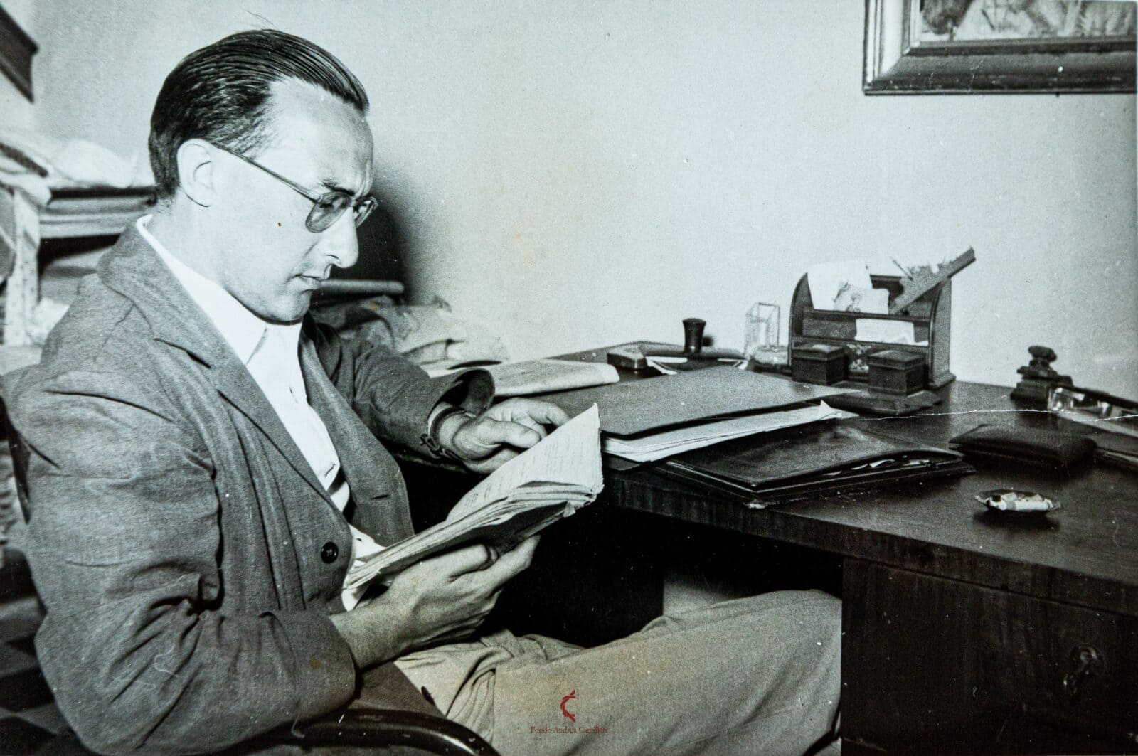 Andrea Camilleri in un ritratto giovanile (foto Fondo Andrea Camilleri)