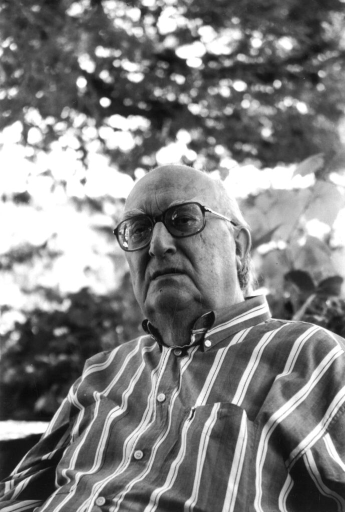 Andrea Camilleri nel giardino della sua casa in Toscana