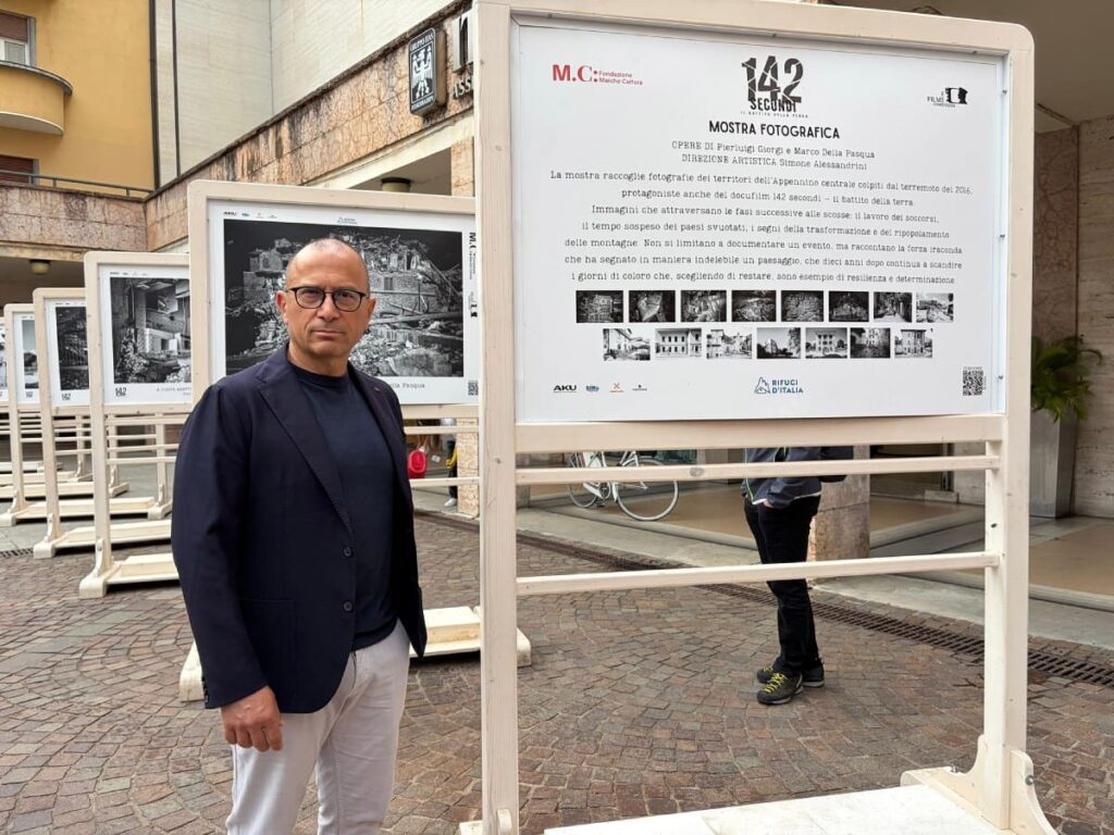 Agostini con la mostra del documentario