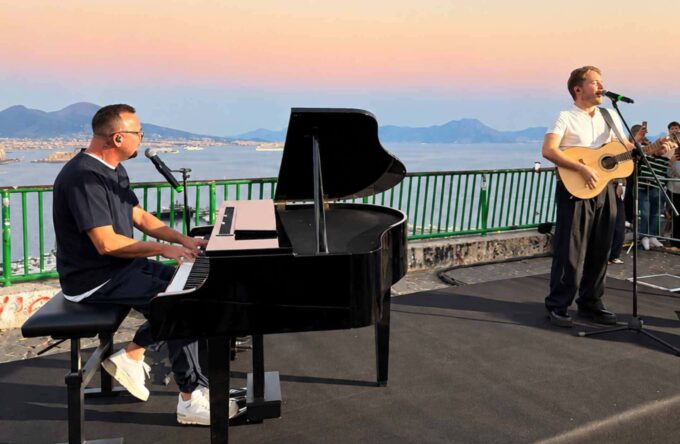 ALFA e Gigi D’Alessio esibizione sorpresa Posillipo
