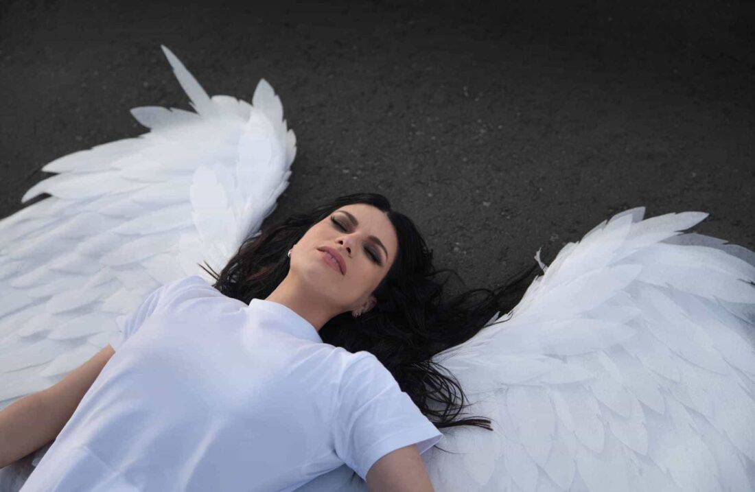 Laura Pausini Siamo soli nell’immenso vuoto che c’è
